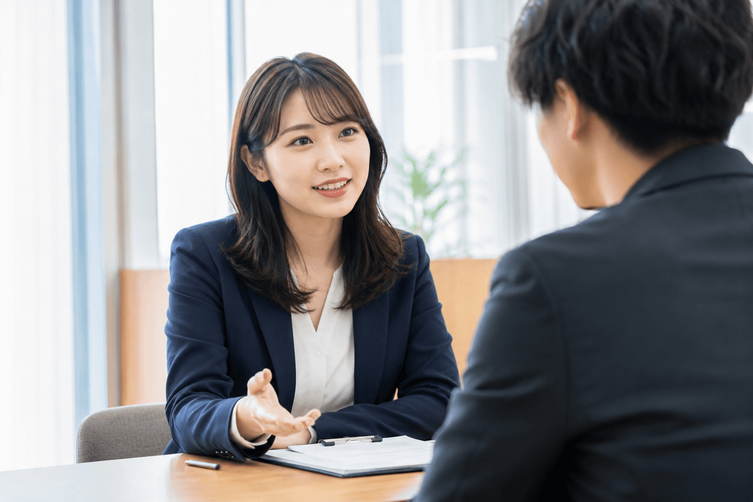 オンライン面談を受ける20代の求職者